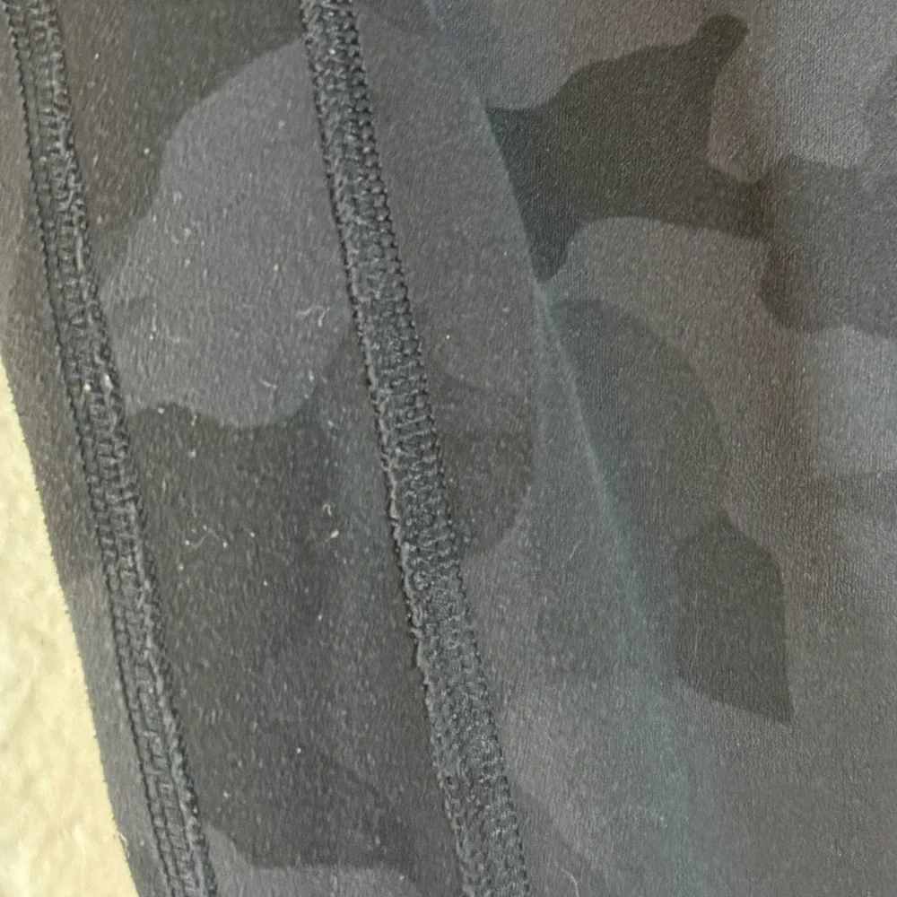lululemon athletica Dark Gray & Black Camo High-Rise Bike Shorts size 10 - Picture 6 of 6